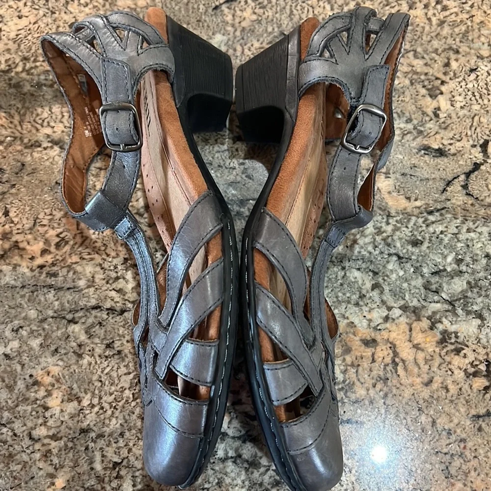 Cobb Hill by New Balance Gray Leather T-Strap Block Heel Sandals